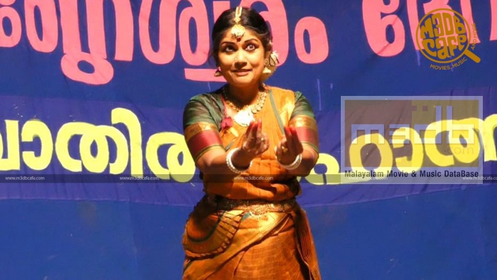 നൃത്ത വേദിയിൽ 